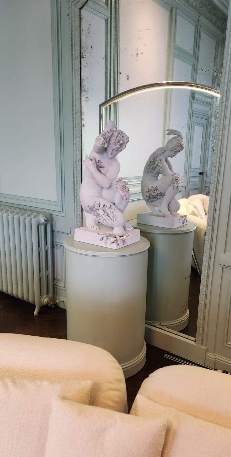 Sculpture et miroir ancien mis en lumière, Villa Begoña